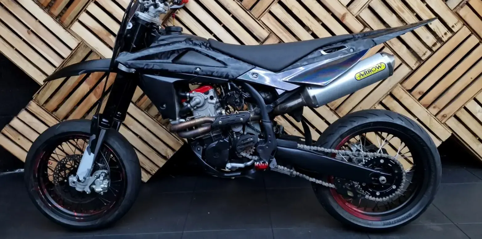 Dezelfde Husqvarna 701 supermoto na een volledige zwarte wrap