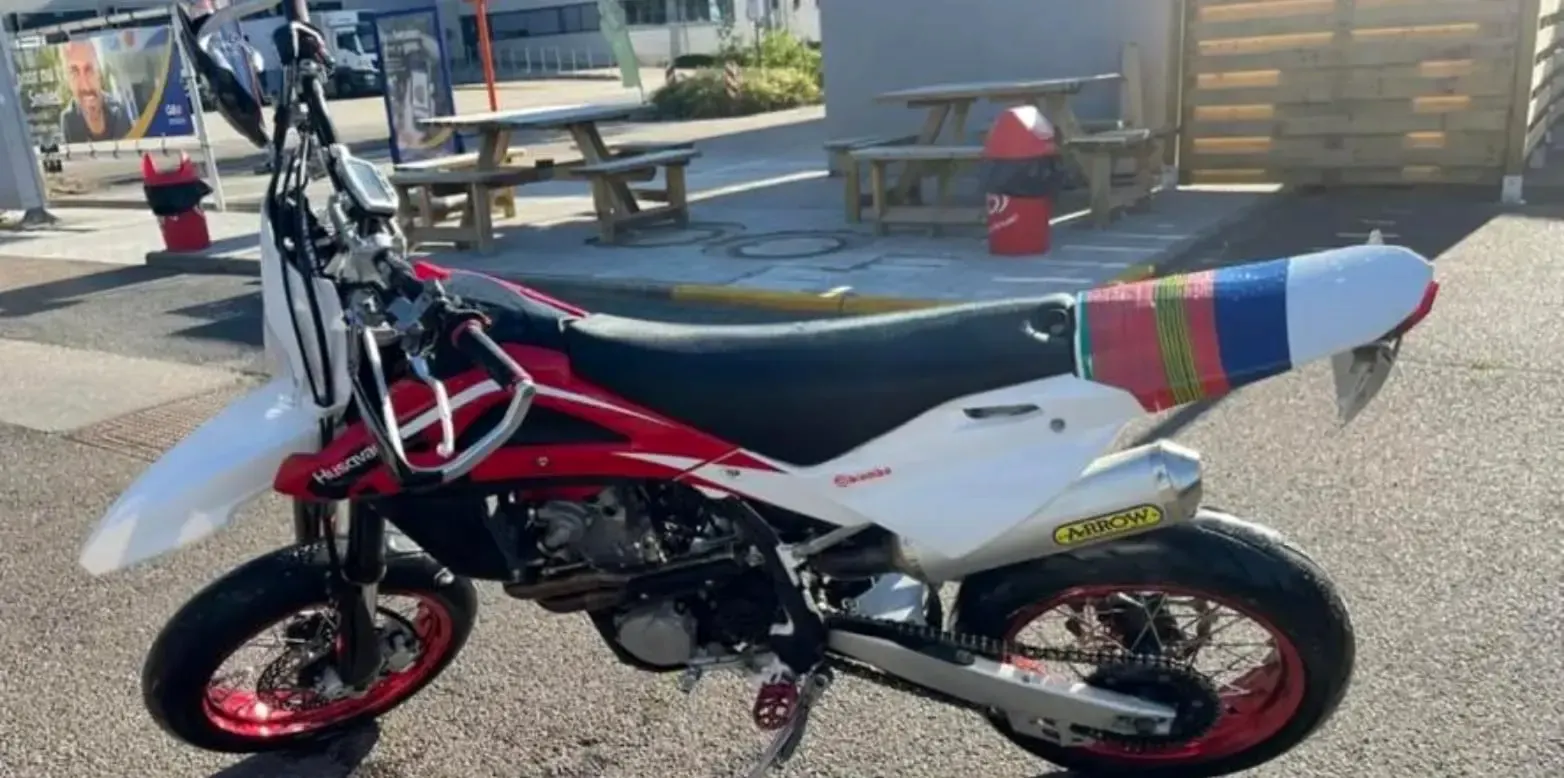 Husqvarna 701 supermoto in originele fabriekskleuren, voor de wrap