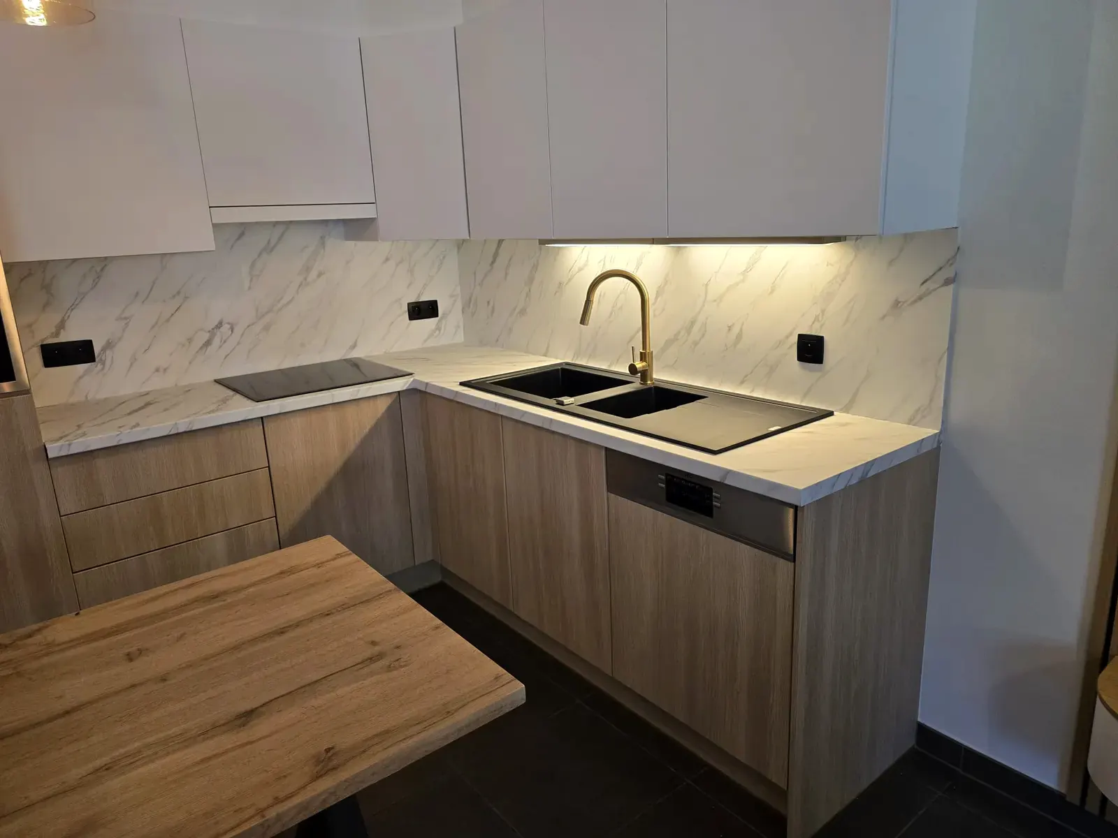 Dezelfde keuken na wrapping met eikenhoutnerf en marmerlook achterwand