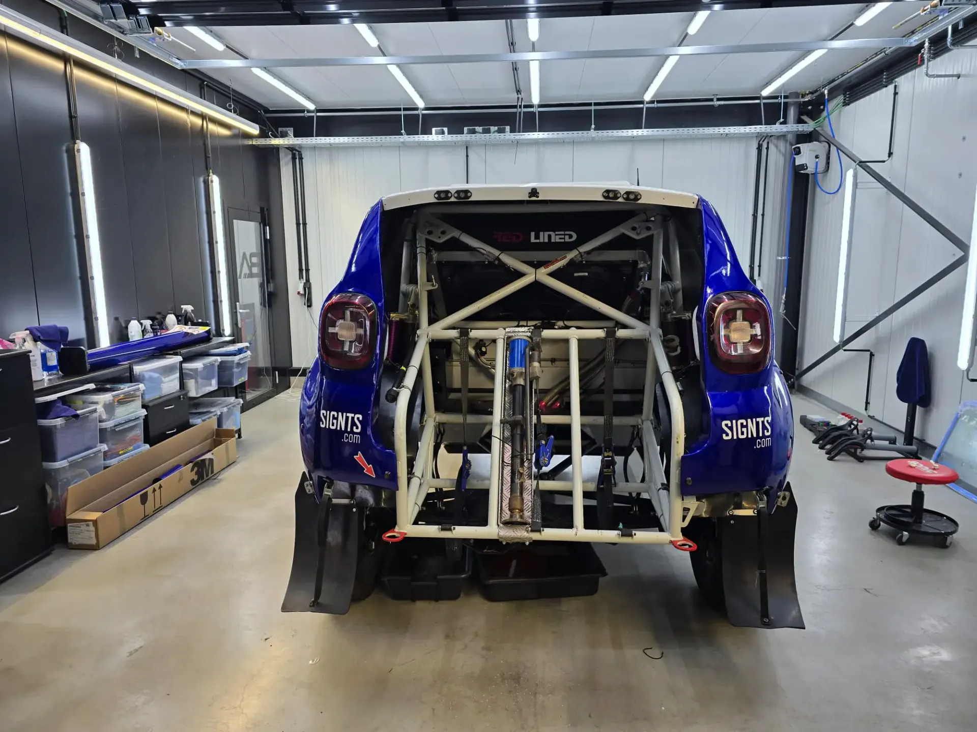 Dacia Duster rally build met volledige blauw/witte wrap