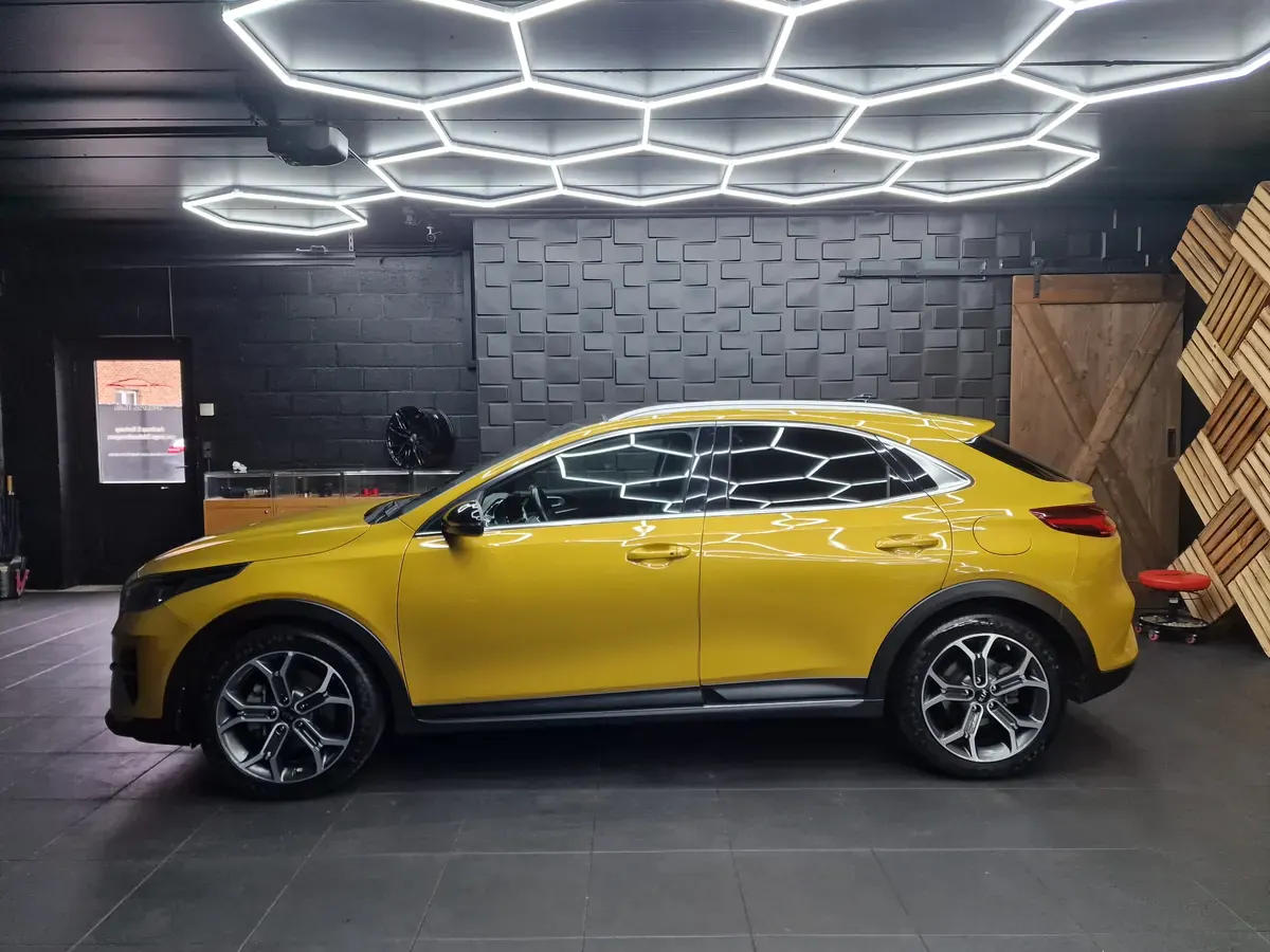 Kia Ceed volledig gewrapt in glanzend geel