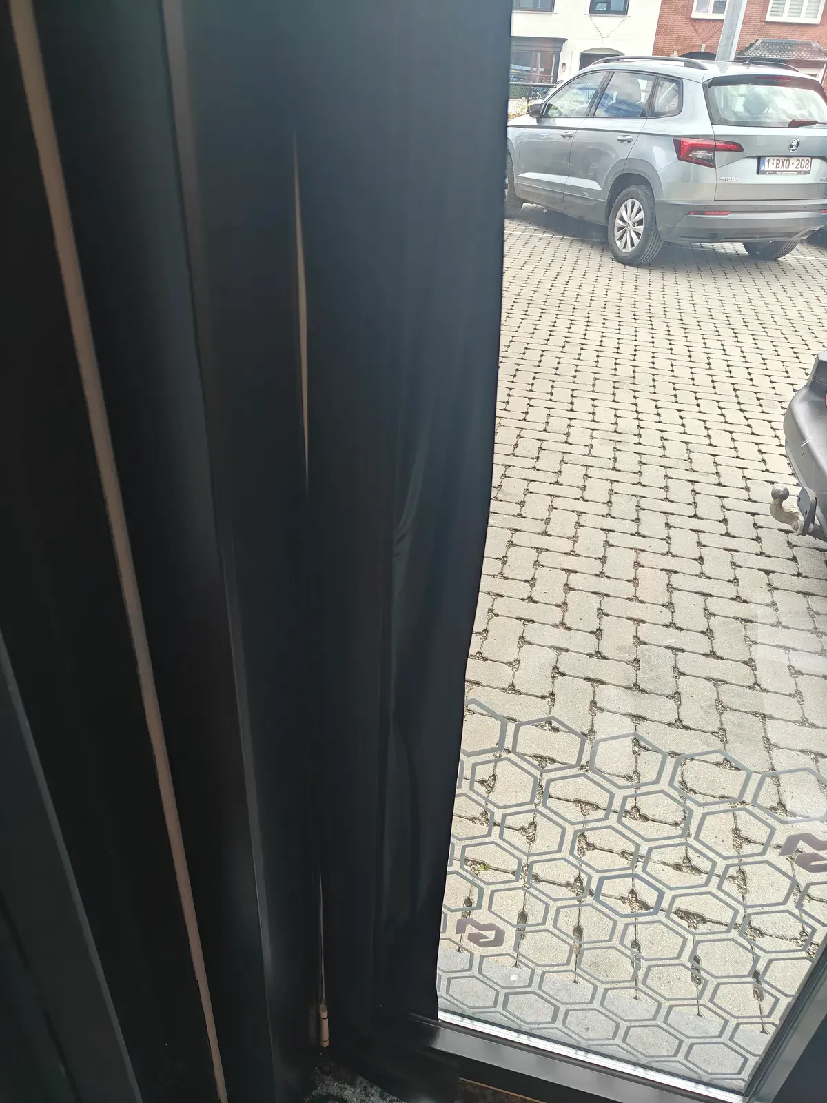 Getinte raamfolie op de pui van een winkelpand